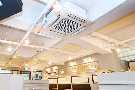 서울 남가좌동에 위치한 런앤런스터디카페에 설치된 LG 휘센 듀얼베인 시스템 에어컨. <LG전자 제공>